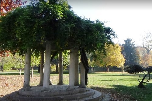 Uno scorcio dei giardini di villa Finzi, a Milano 