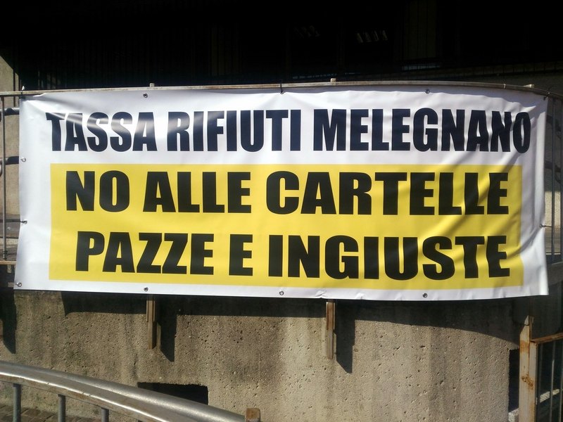 Lo striscione che accoglieva in piazza 