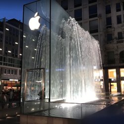 La fontana dell'Apple Store, a Milano 