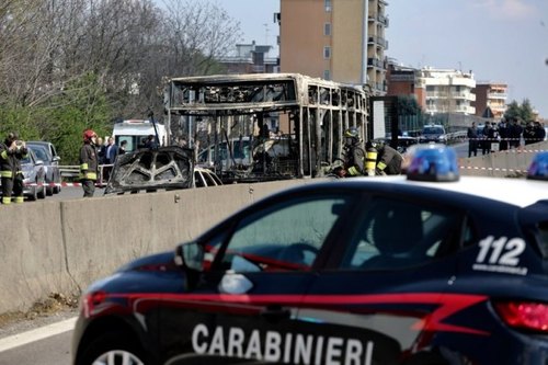 La carcassa dell'autobus bruciato dall'autista 47enne 