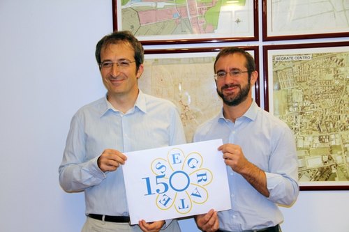 Il sindaco Micheli e l'assessore Poldi mostrano il logo creato per la speciale ricorrenza 