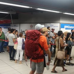 Le persone in fila all'InfoPoint ATM Duomo 