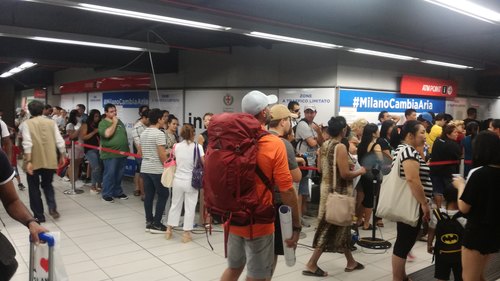 Le persone in fila all'InfoPoint ATM Duomo 