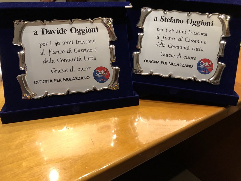 Le targhe di riconoscimento dedicate a Davide e Stefano Oggioni 