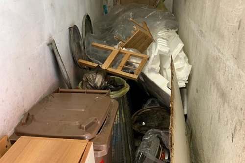 Parte dell'immondizia lasciata nel locale condominiale per i rifiuti domestici 