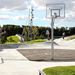 Un esempio di campo da pallacanestro e di skateboard 