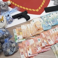 Contanti, droga e la scacciacani sequestrati dalla polizia 