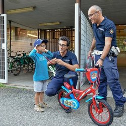 Gli agenti consegnano al bimbo la bici che gli hanno comprato dopo il furto subito 