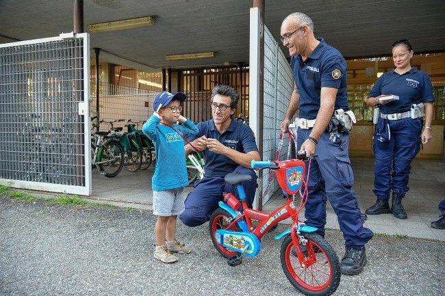 Gli agenti consegnano al bimbo la bici che gli hanno comprato dopo il furto subito 