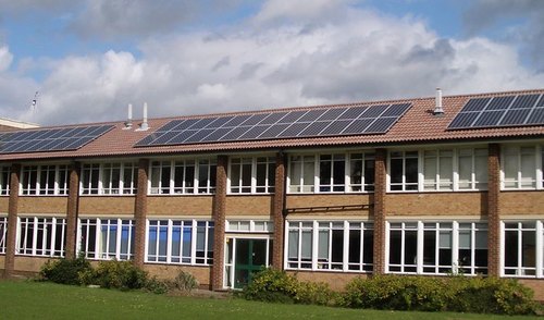 Esempio di struttura scolastica dotata di pannelli solari 