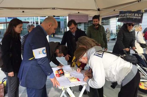 I cittadini firmano al gazebo di piazza Bobbio 
