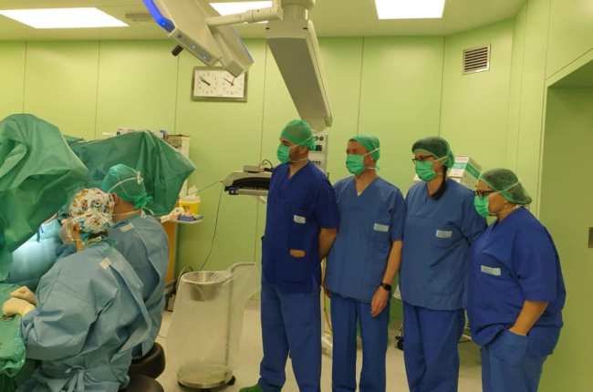 I chirurghi tedeschi mentre assistono all'intervento 