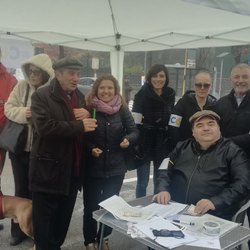 Gi attivisti del Comitato C6 al mercato di Peschiera Borromeo 