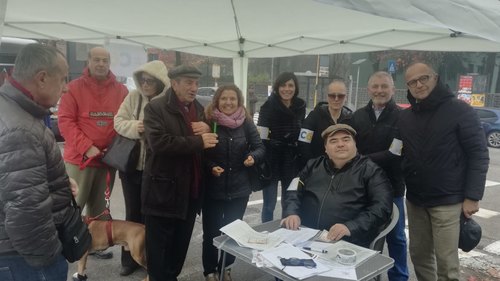 Gi attivisti del Comitato C6 al mercato di Peschiera Borromeo 