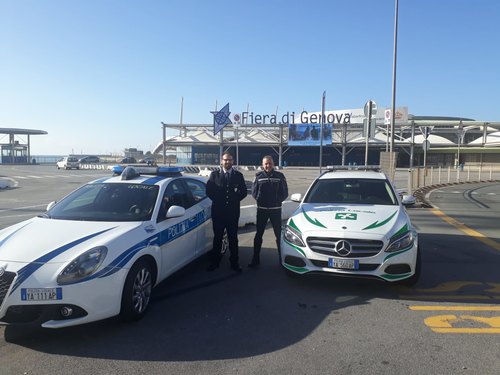 L'equipaggio della Polizia locale dopo aver consegnato l'organo a Genova 
