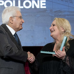 Il Presidente della Repubblica Sergio Mattarella consegna l'onoreficenza a Elisabetta Cippollone 