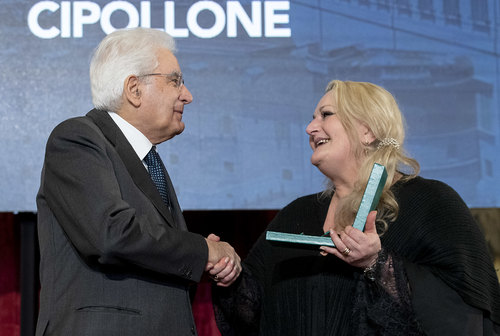 Il Presidente della Repubblica Sergio Mattarella consegna l'onoreficenza a Elisabetta Cippollone 