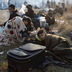 Una famiglia di migranti siriani con bambini accampata alla meglio al confine greco-turco 