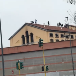 Milano - Carcere di San Vittore, detenuti sul tetto 