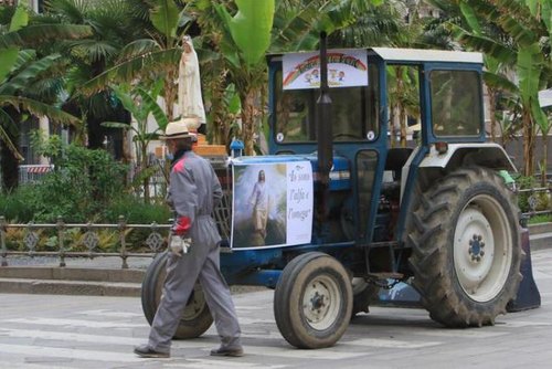 L'agricoltore in piazza Duomo col suo trattore da 