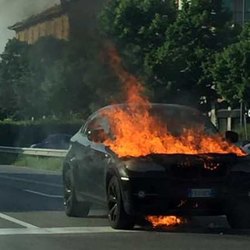 L'auto avvolta dalle fiamme 