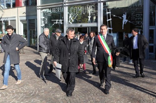 Don Carlo Mantegazza parrocco di San Donato Milanese con il sindaco Andrea Checchi 