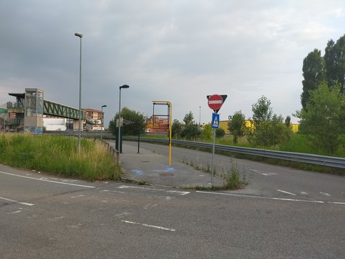 La bretella dove passano i mezzi pubblici usata per introdursi sulla superstrada in contromano 