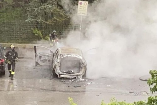 La vettura distrutta dalle fiamme a San Bovio 