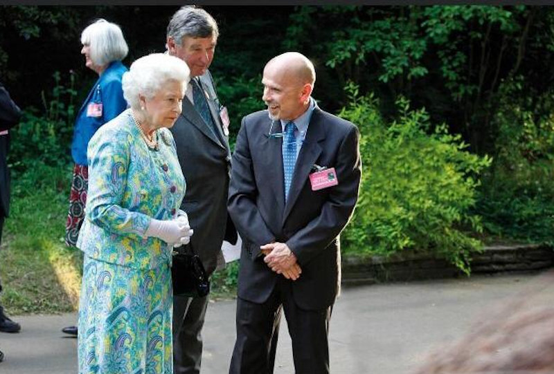 Il dr. Daniele Zanzi con la regina Elisabetta II di Inghilterra quando realizzò un giardino a Londra 