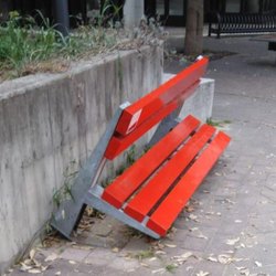 La panchina rossa vandalizzata 