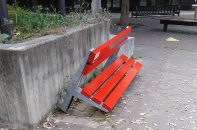 La panchina rossa vandalizzata 