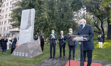 Piero Tarticchio durante il discorso di inaugurazione del monumento da lui disegnato (2020) 