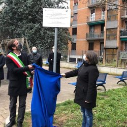 Il sindaco Paolo Micheli scopre la targa di commemorazione 