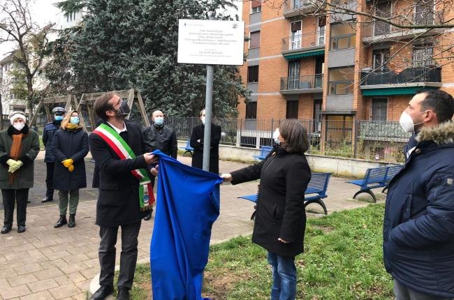 Il sindaco Paolo Micheli scopre la targa di commemorazione 