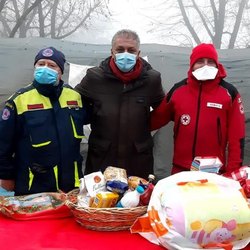 Il sindaco Nucera (al centro) con i volontari di Protezione Civile e Croce Rossa 