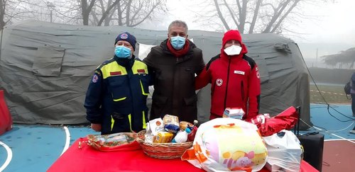 Il sindaco Nucera (al centro) con i volontari di Protezione Civile e Croce Rossa 