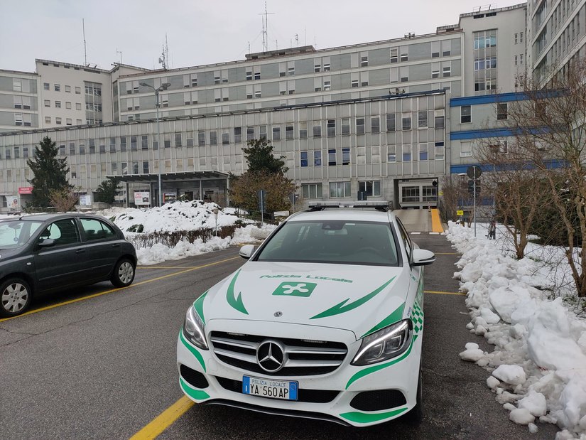 La Mercedes in forza alla PL di Peschiera ferma all'ospedale di Cremona in attesa degli organi dei donatori 
