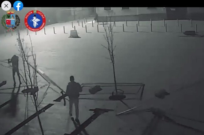 Un fermo immagine del video che riprende i vandali in azione 