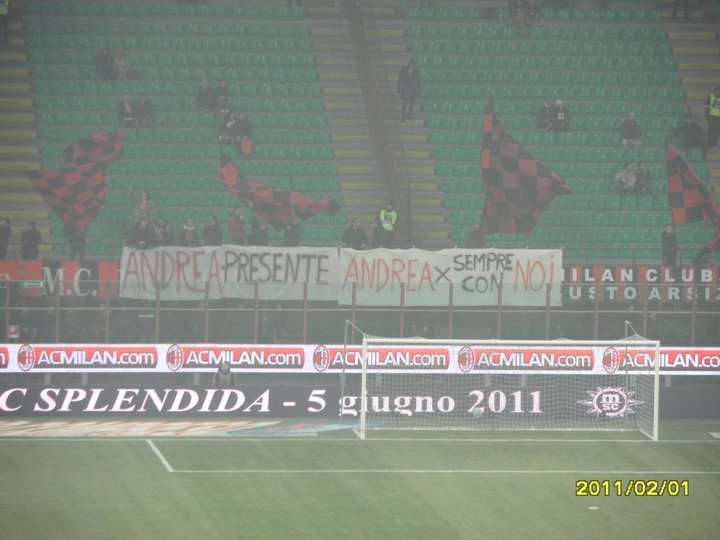 Lo striscione dedicato dai tifosi del Milan ad Andrea 