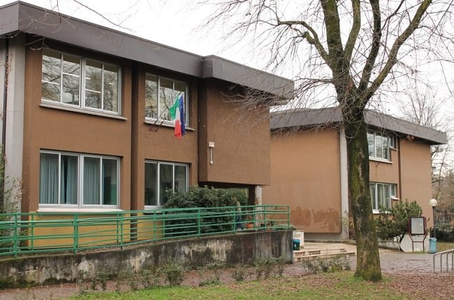 La scuola media De Gasperi, davanti al cui cancello si è consumata la rapina 