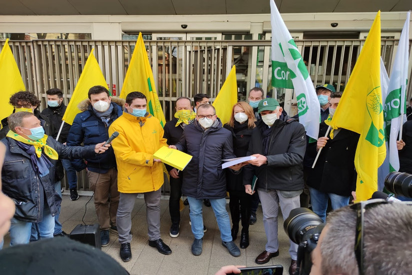 La protesta della Confagricoltura e della Coldiretti davanti al Pirellone 