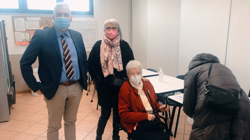 La prima signora vaccinata, 99 anni, insieme alla Sindaca Salvatori e Ballerini, direttore del servizio infermieristico 