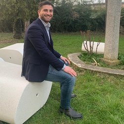 Roberto Gabriele siede su una delle nuove panchine 