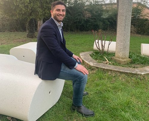 Roberto Gabriele siede su una delle nuove panchine 