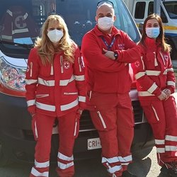 L'equipaggio della Croce Rossa che ha soccorso la neo mamma 
