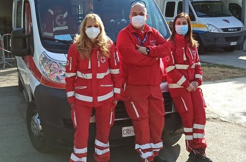 L'equipaggio della Croce Rossa che ha soccorso la neo mamma 