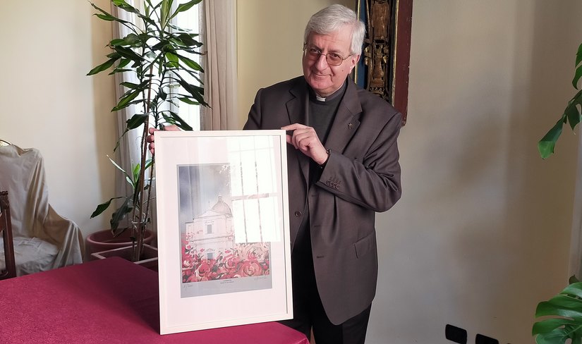 Monsignor Gianni Cesena con l'opera n.1 