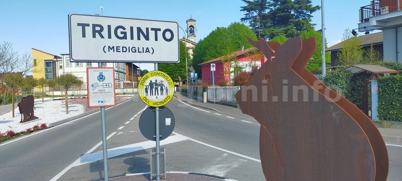 L'ingresso di via Risorgimento poco prima del Comune con il manufatto in acciao Corten raffigurante una mucca 