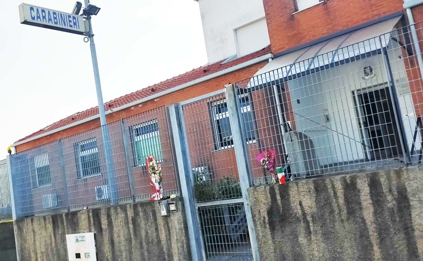 Nel pomeriggio alcuni cittadini di Peschiera Borromeo hanno portato dei fiori e una candela con la bandiera tricolore davanti alla Caserma. 