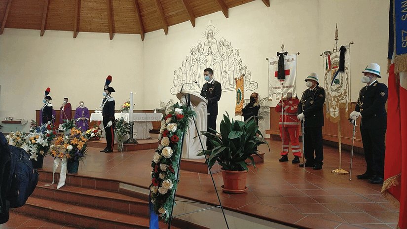 Il Tenente Valerio Azzone durante la recita della Preghiera del Carabiniere 